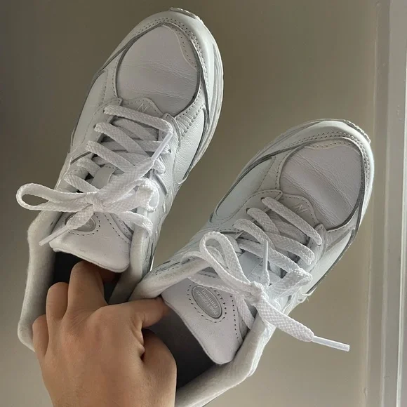 New Balance Sneakers Sz 8.5 - Picture 8 of 12